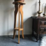 Vintage hoge plantentafel rond blank hout