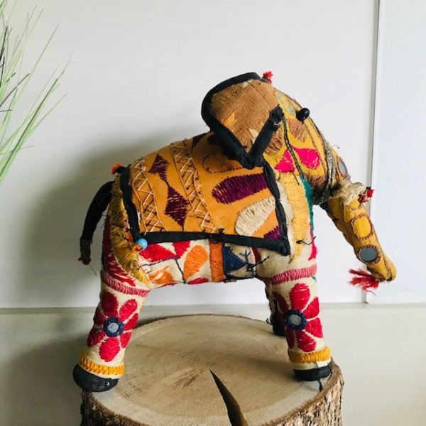 Antieke kleurrijke olifant uit India - design