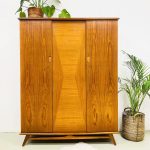 Deens design kledingkast vintage ingelegd hout