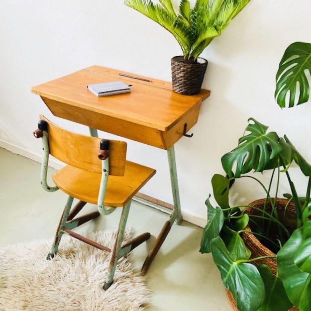 Vintage lessenaar met schoolstoeltje - Woodstock design
